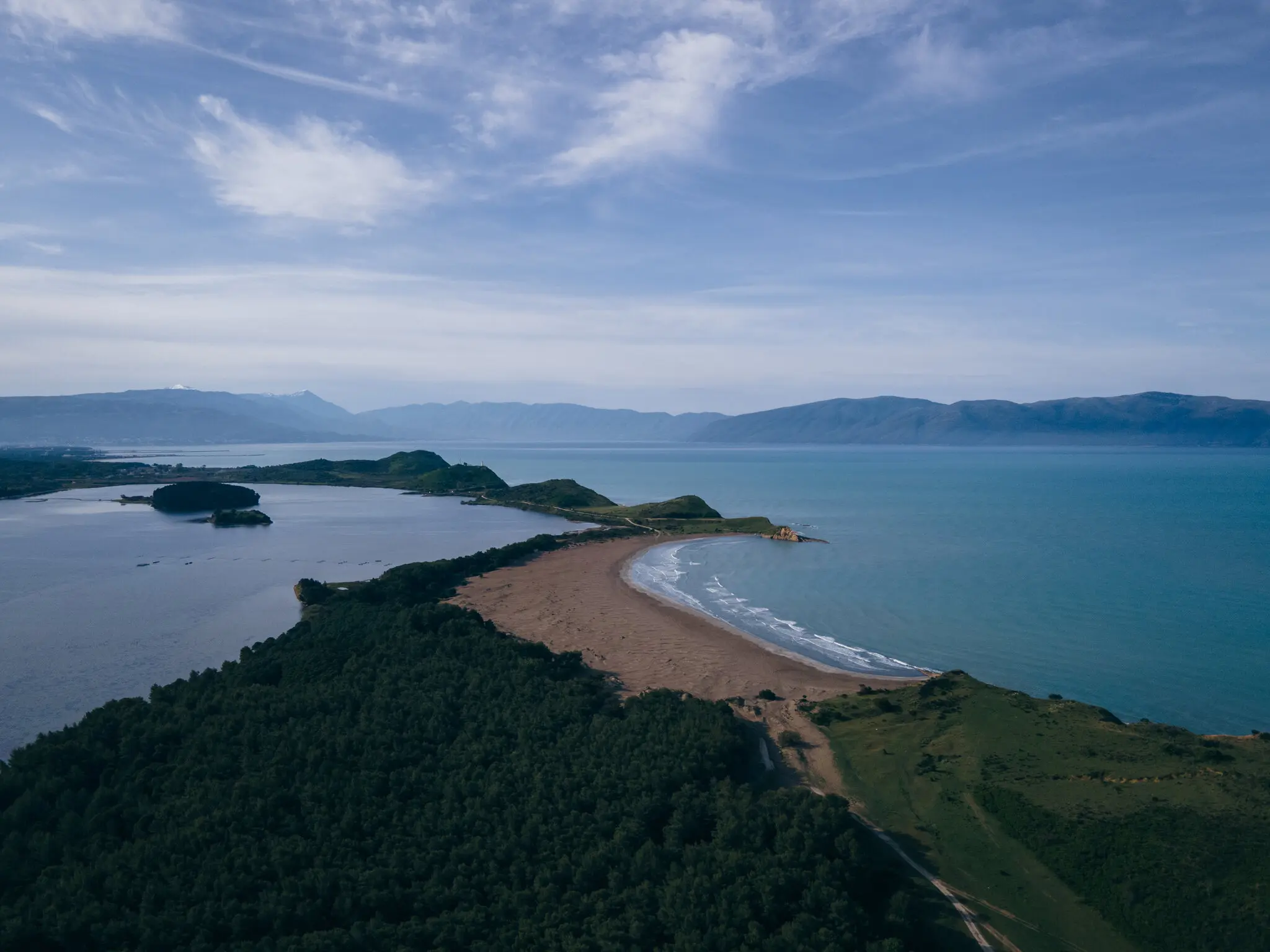 Тонка смужка землі відокремлює лагуну Нарта зліва від Адріатики на місці одного із запропонованих містером Кушнером проектів.